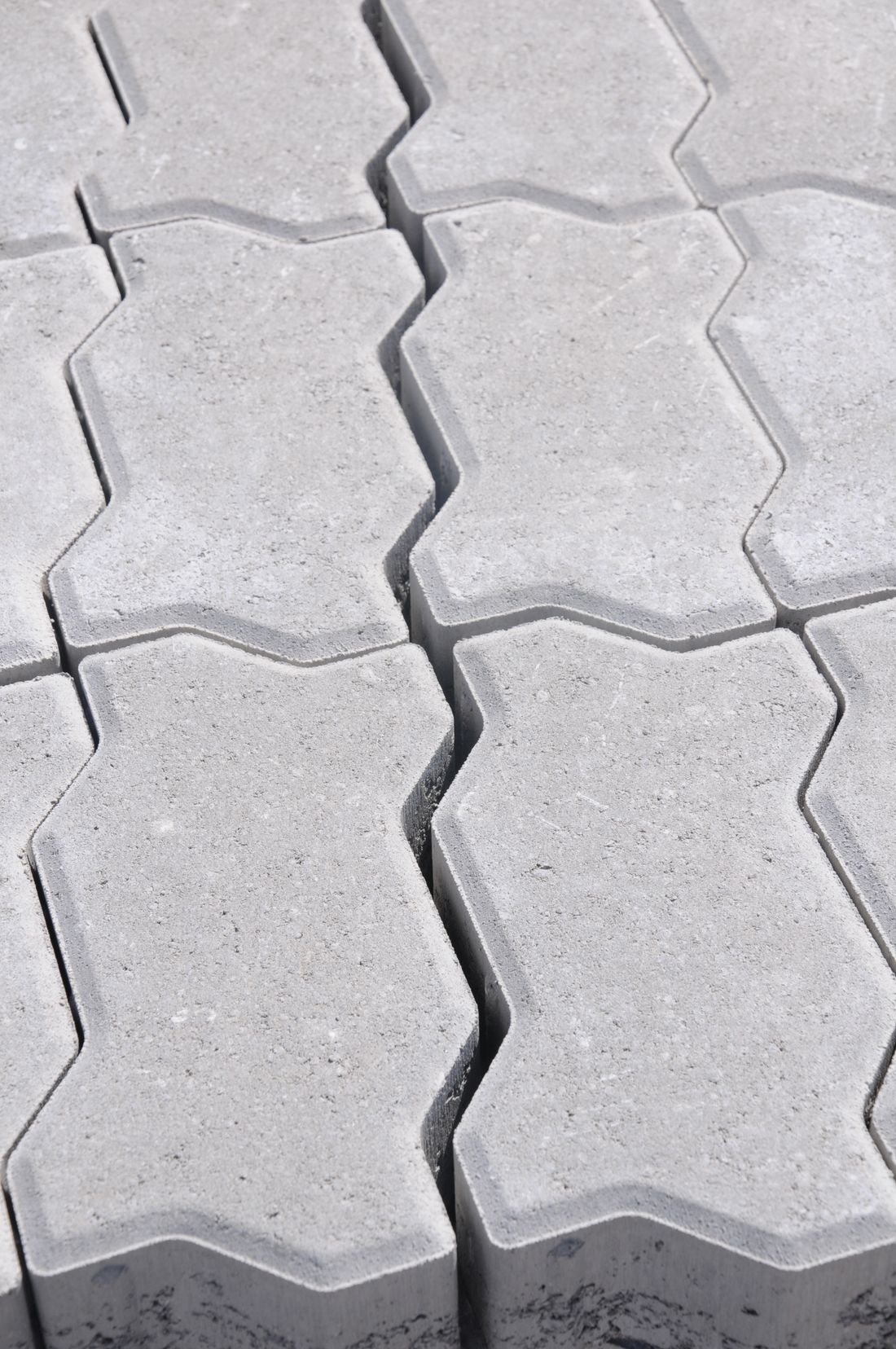 Detail van in elkaar grijpende betonstraatstenen