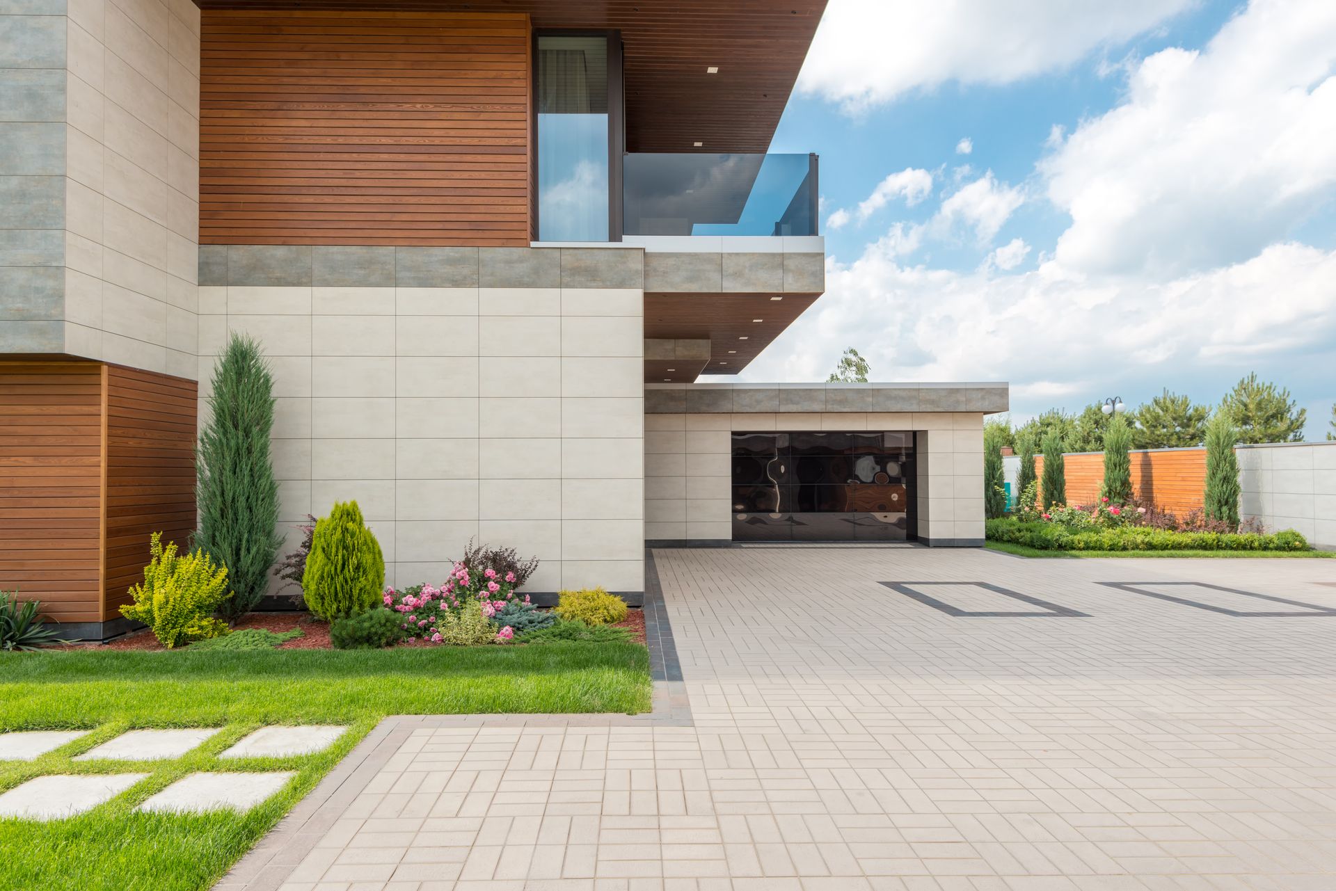 Ruime oprit in klinkerverharding voor een moderne woning