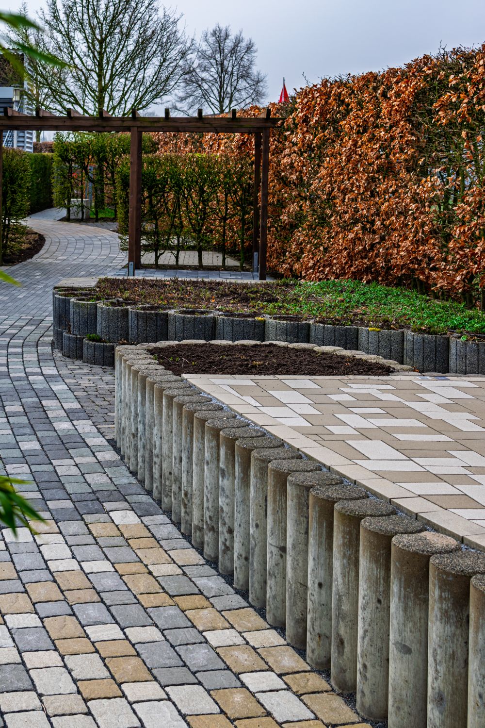 Wandelpad in klinkers door een groene tuin